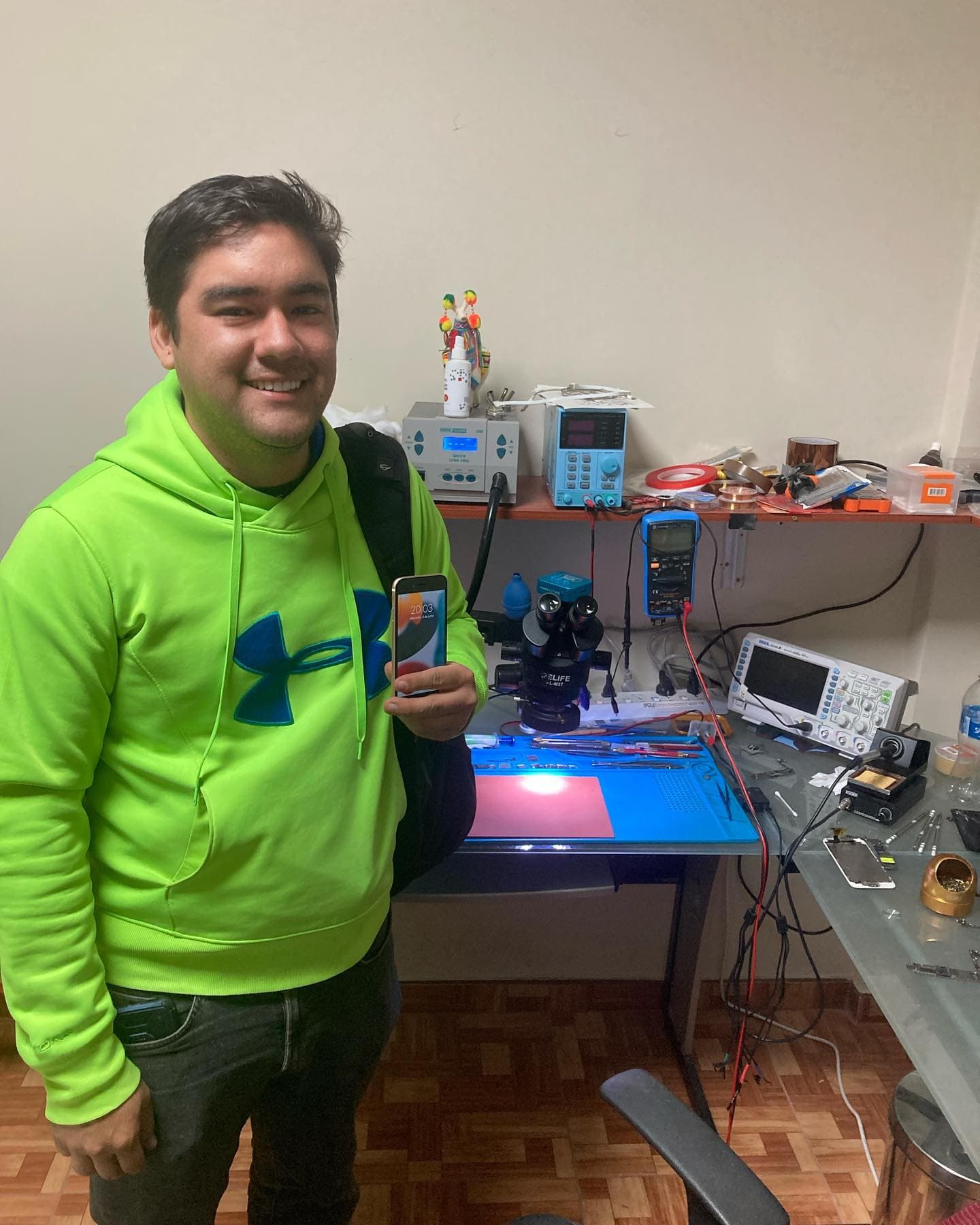 Luiggi con su iPhone 7 ya reparado
